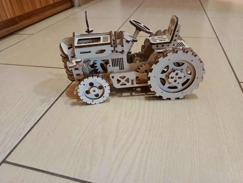 Drewniany model traktora