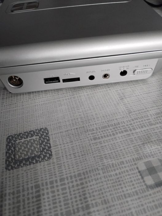 7 calowy przenośny odtwarzacz dvd z usb 12v i 230 v zasilac