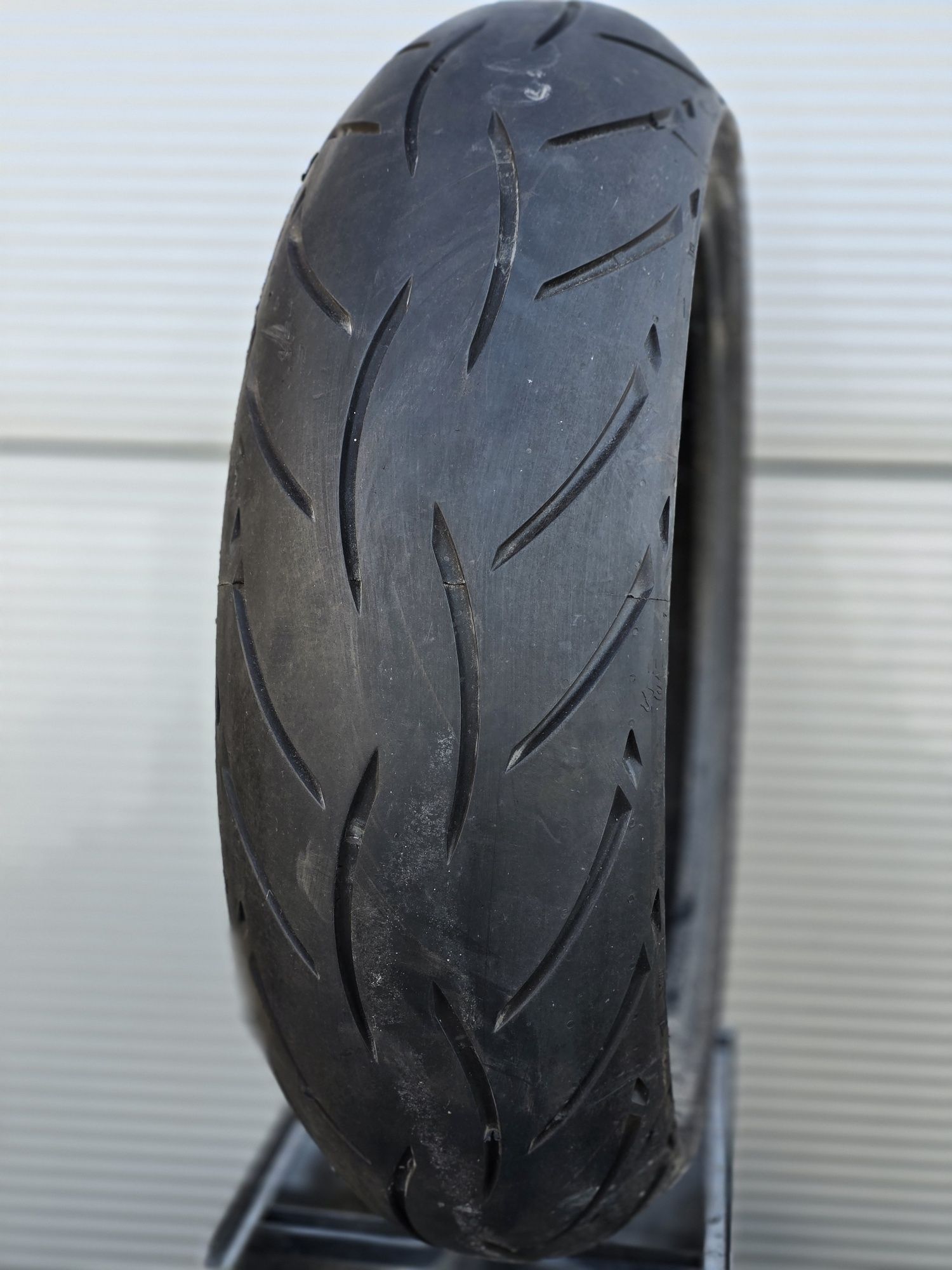 Opona Metzeler Sportec M5 180/55/17 bieżnik 5mm