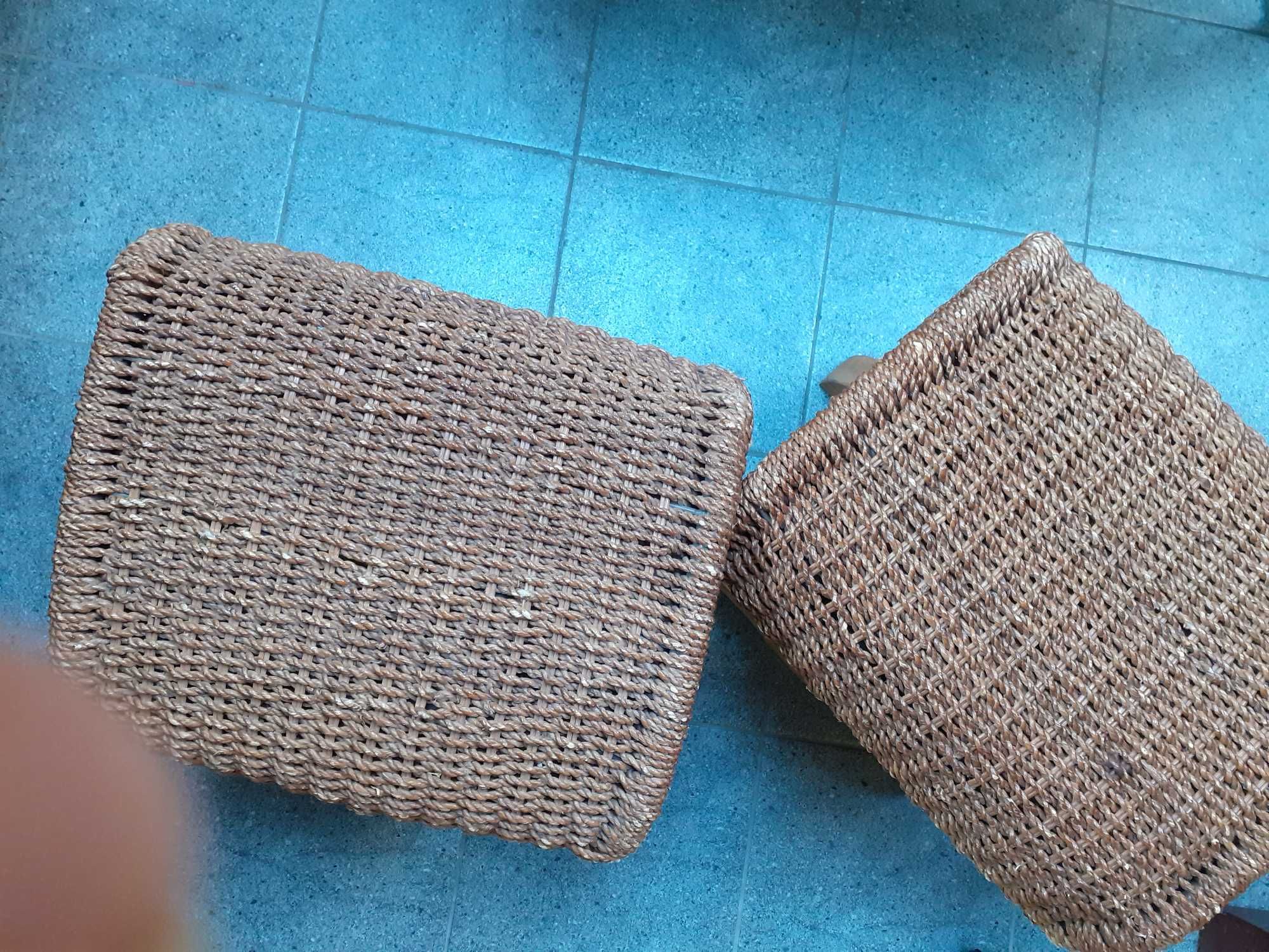 2 Średniej wielkości taborety  BOHO z wikliny  i drewna 43x37 wys.45.