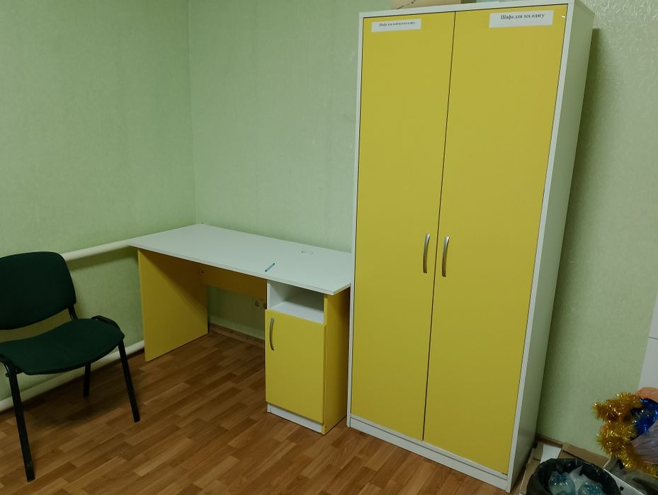 Меблі для аптеки в доброму стані