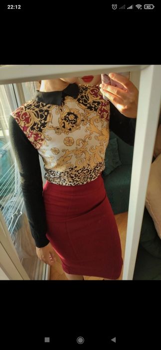 Sweterkowy top z kołnierzykiem z printem panterka złote ornamenty