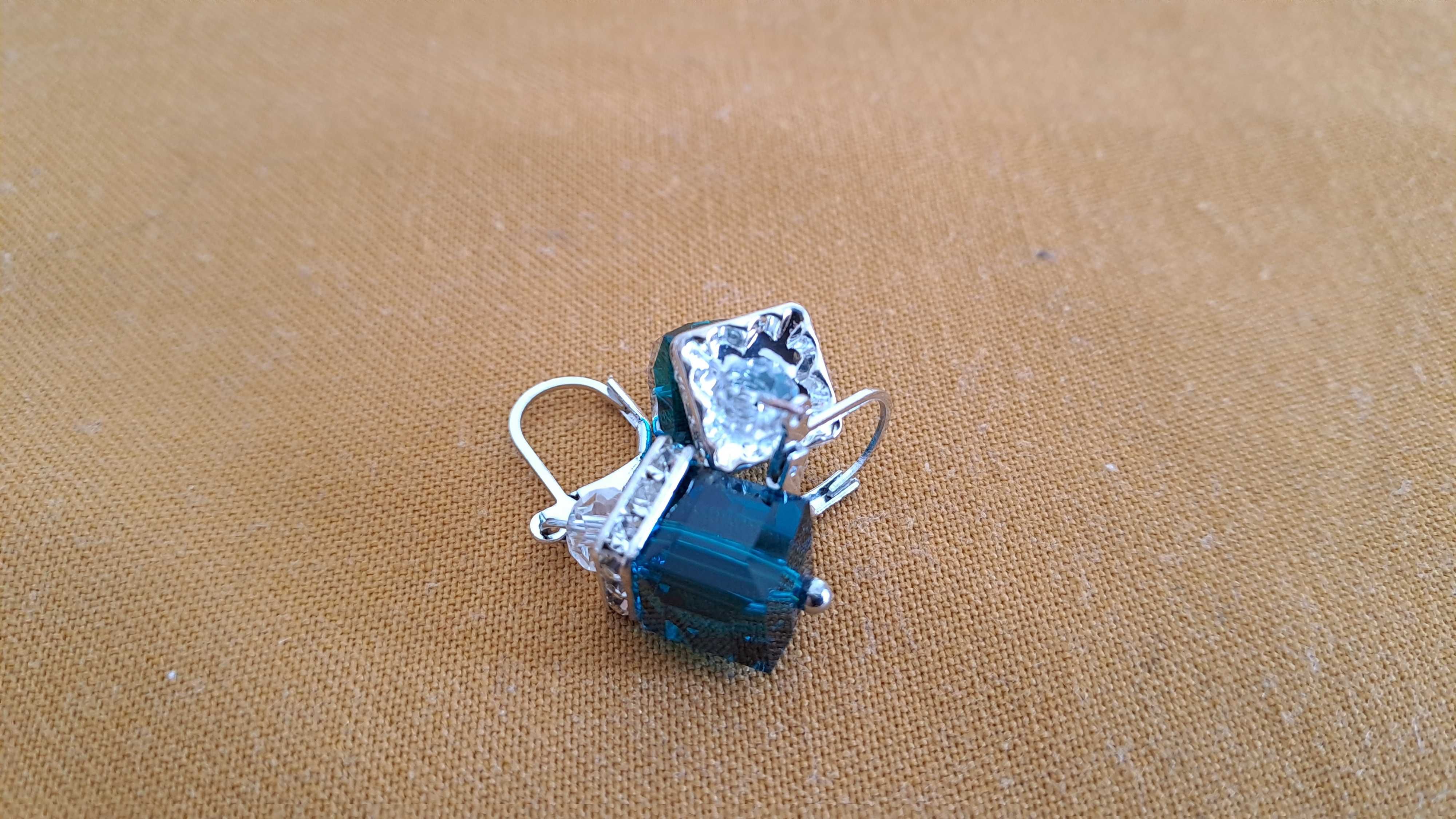 Brincos com pendente. Novos