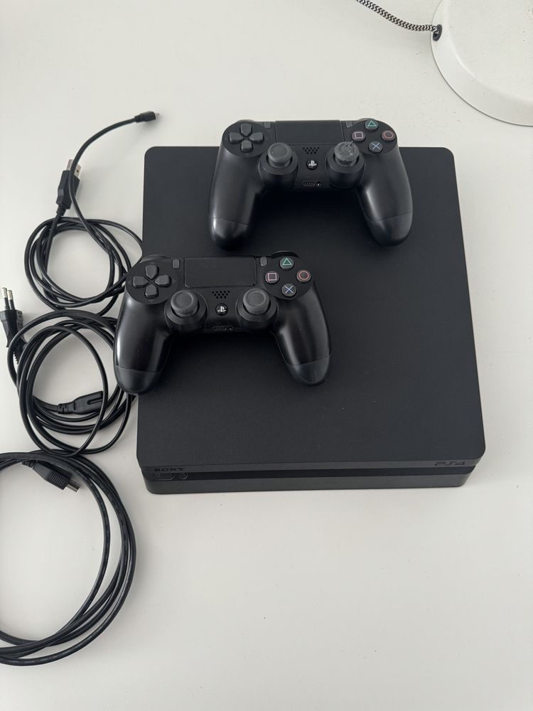 PlayStation 4 slim+2 pada