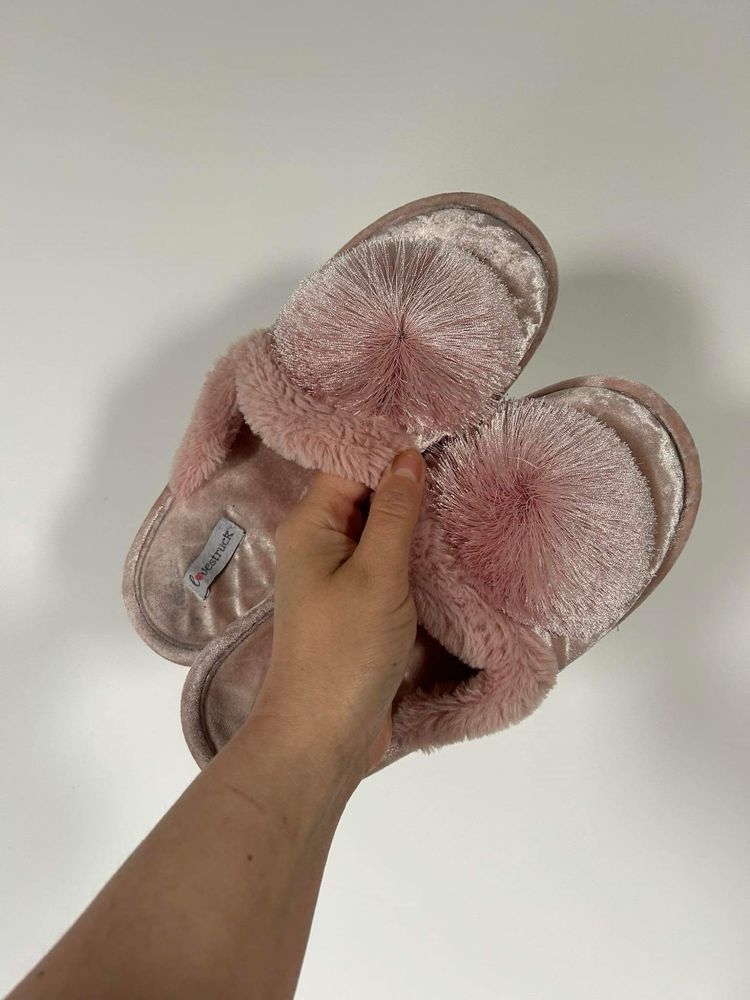 Lovestruck - rożowe welurowe kapcie z pomponem