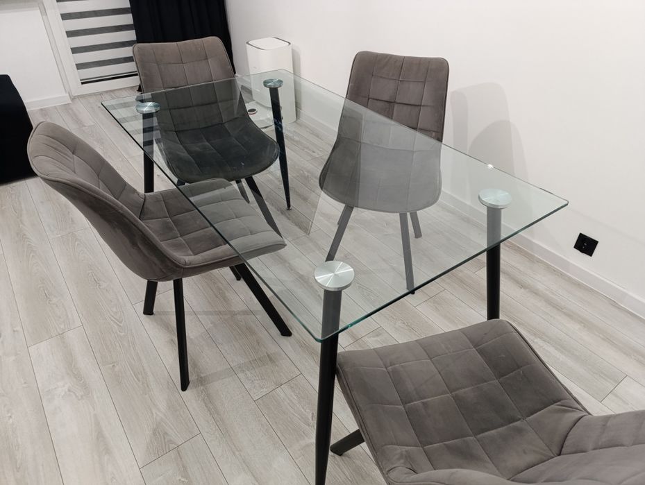 Stół z 4 krzesłami welurowymi