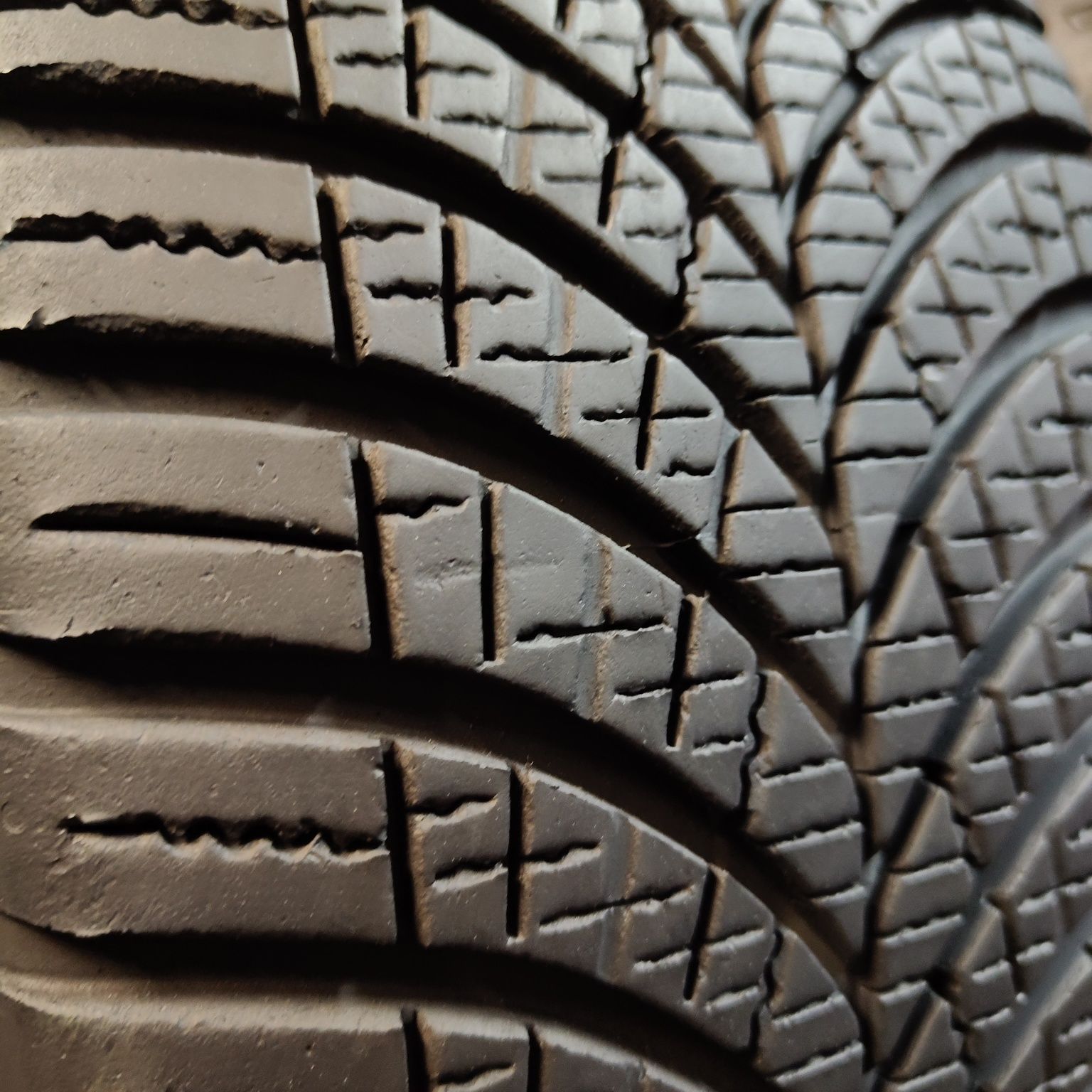 205/55/16 XL Sprzedam parę opon całorocznych Goodyear