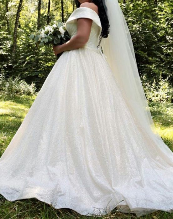 Плаття вишукане кольору айворі