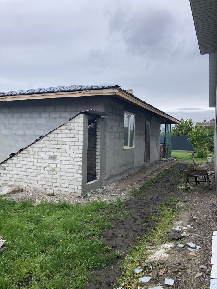 Будинок в районі новобудов.