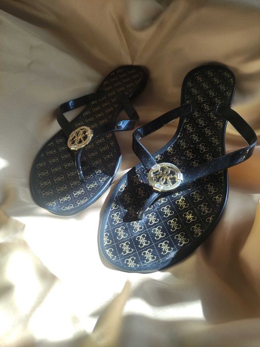 шльопанці босоніжки Guess