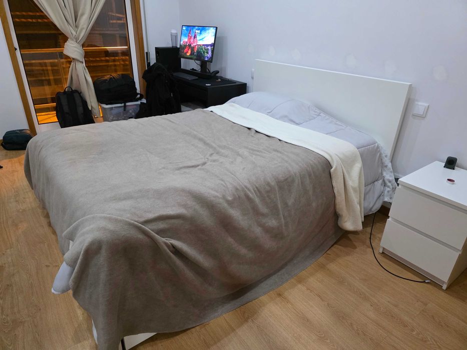Cama de Casal com gaveta e mesa de cabeceira