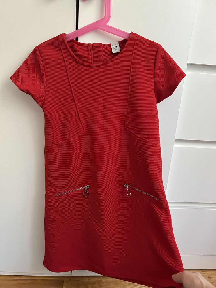 Czerwona elegancka sukienka R. 128.