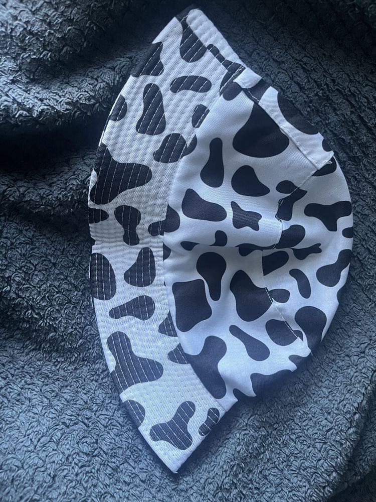 Bucket hat w wzór krowy.