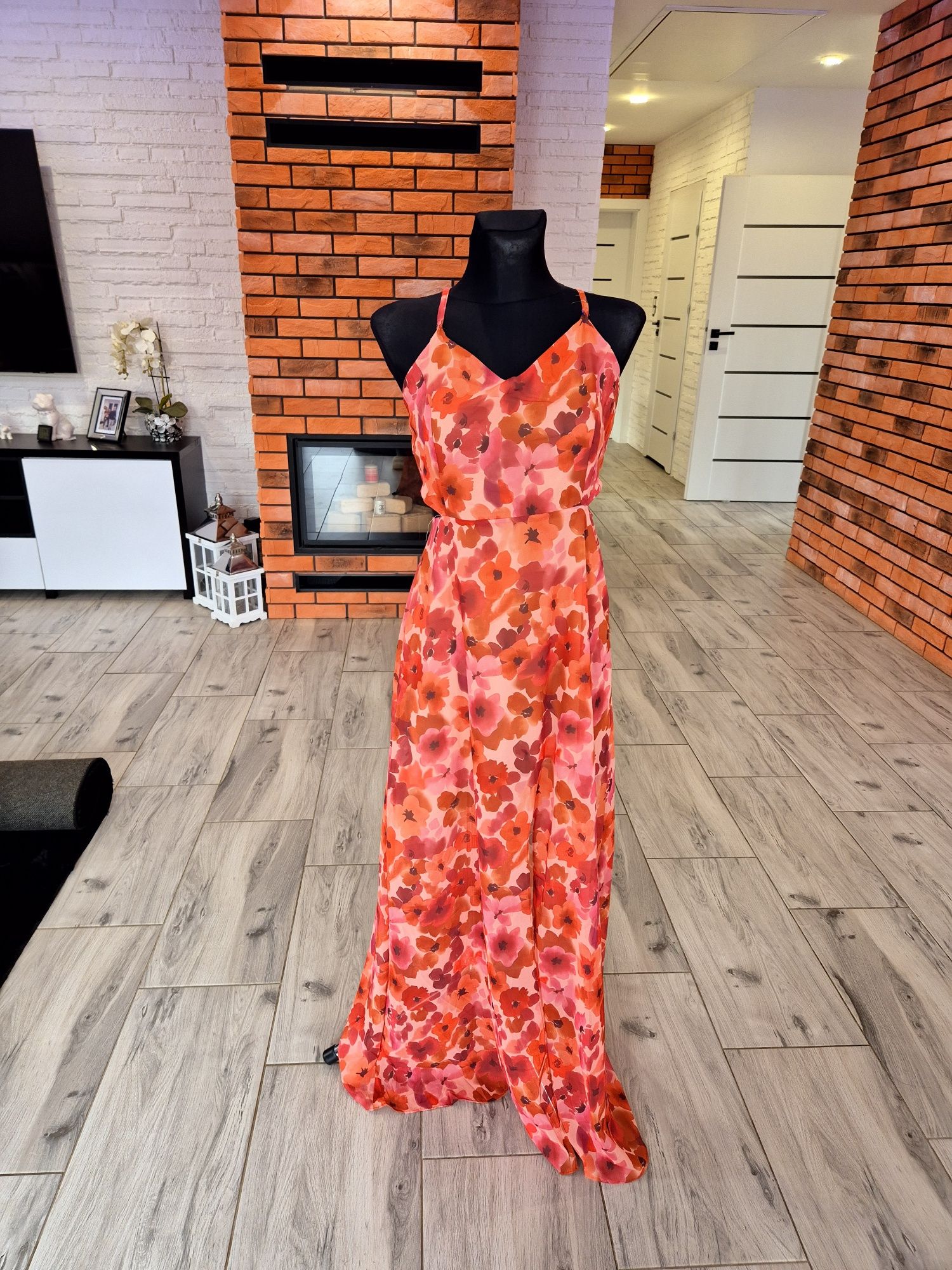 Letnia sukienka maxi z wycięciami w talii