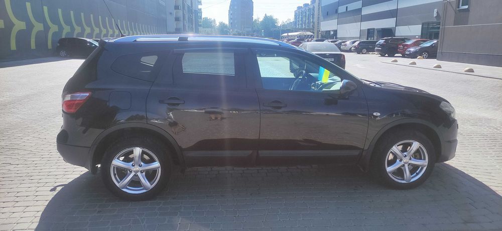 Автомобіль NISSAN Qashqai+2