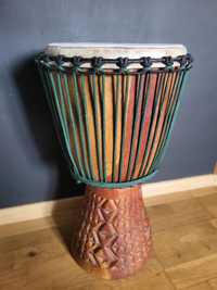 Pięknie rzeźbiony bęben djembe z Afryki