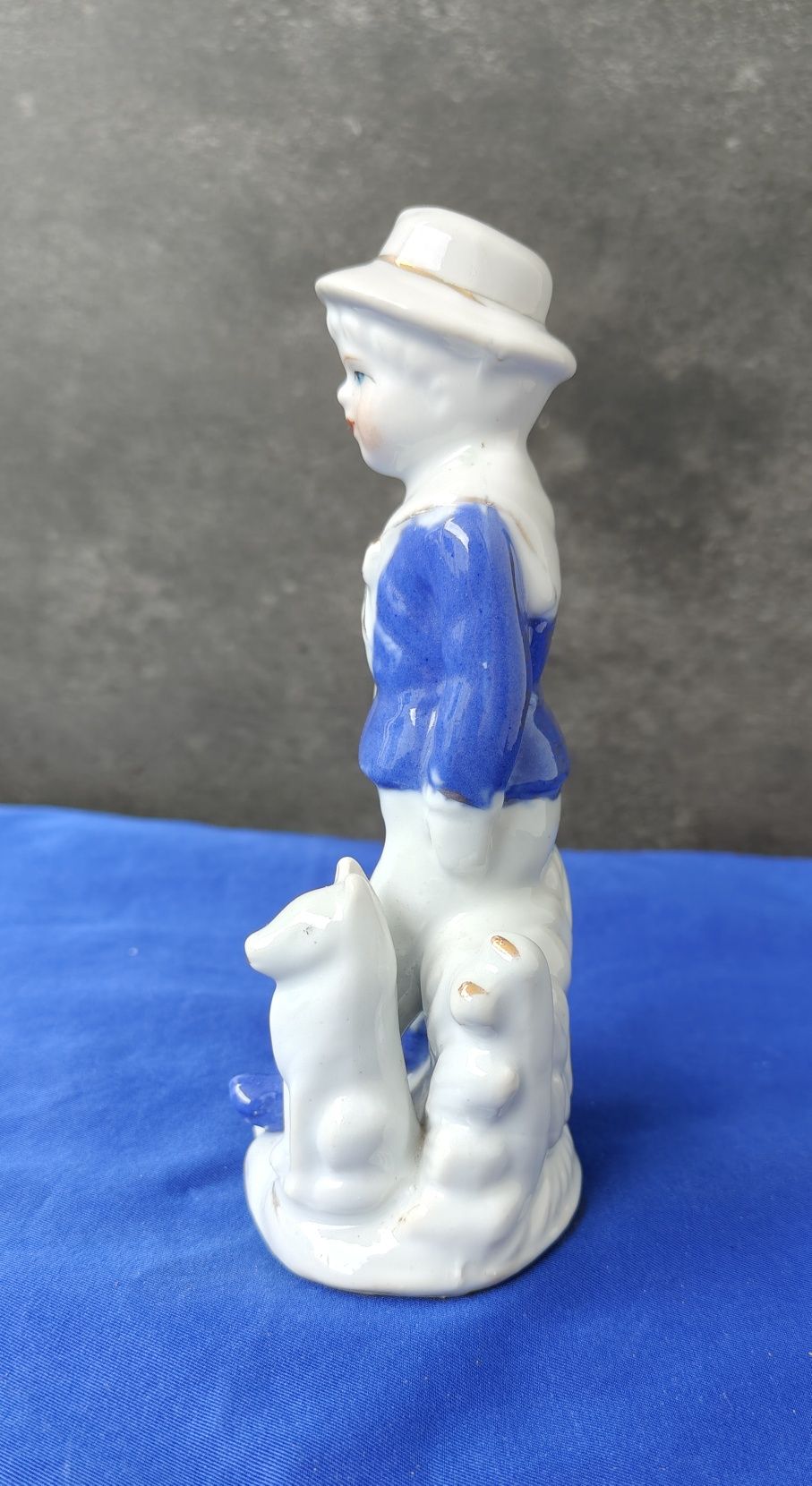 Porcelanowa Figurka chłopca z psem w stylu Holland Delft