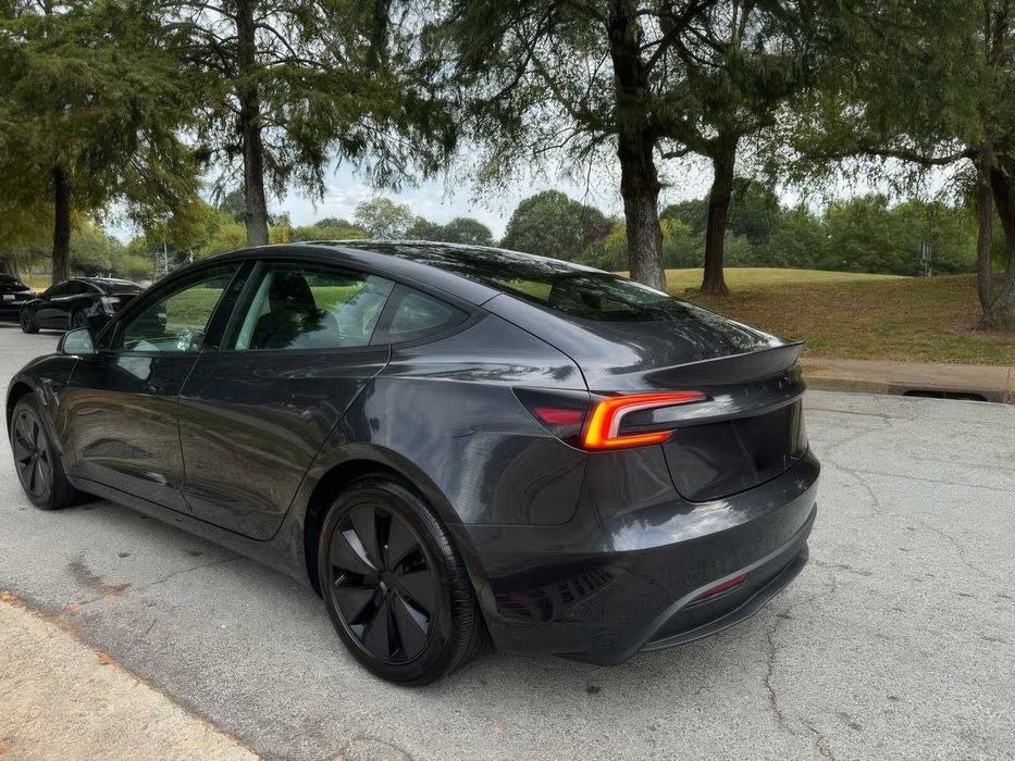 Tesla Model 3      2024