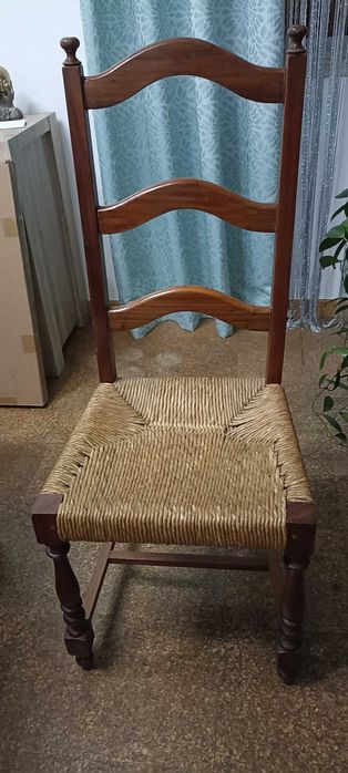 6 Cadeiras clássicas, de madeira de Mogno com fundo em bunho.