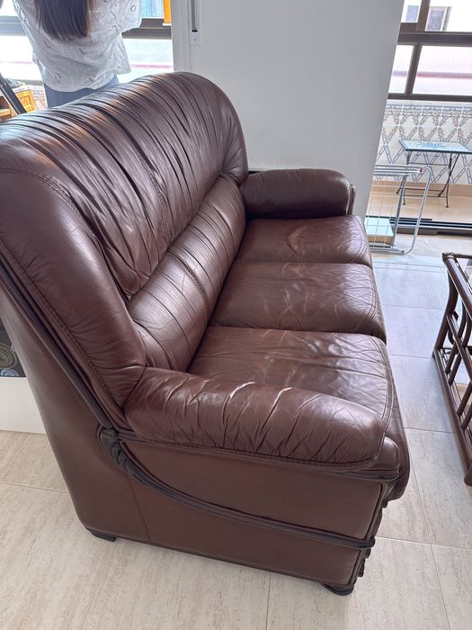 Sofa cama em pele castanho escuro