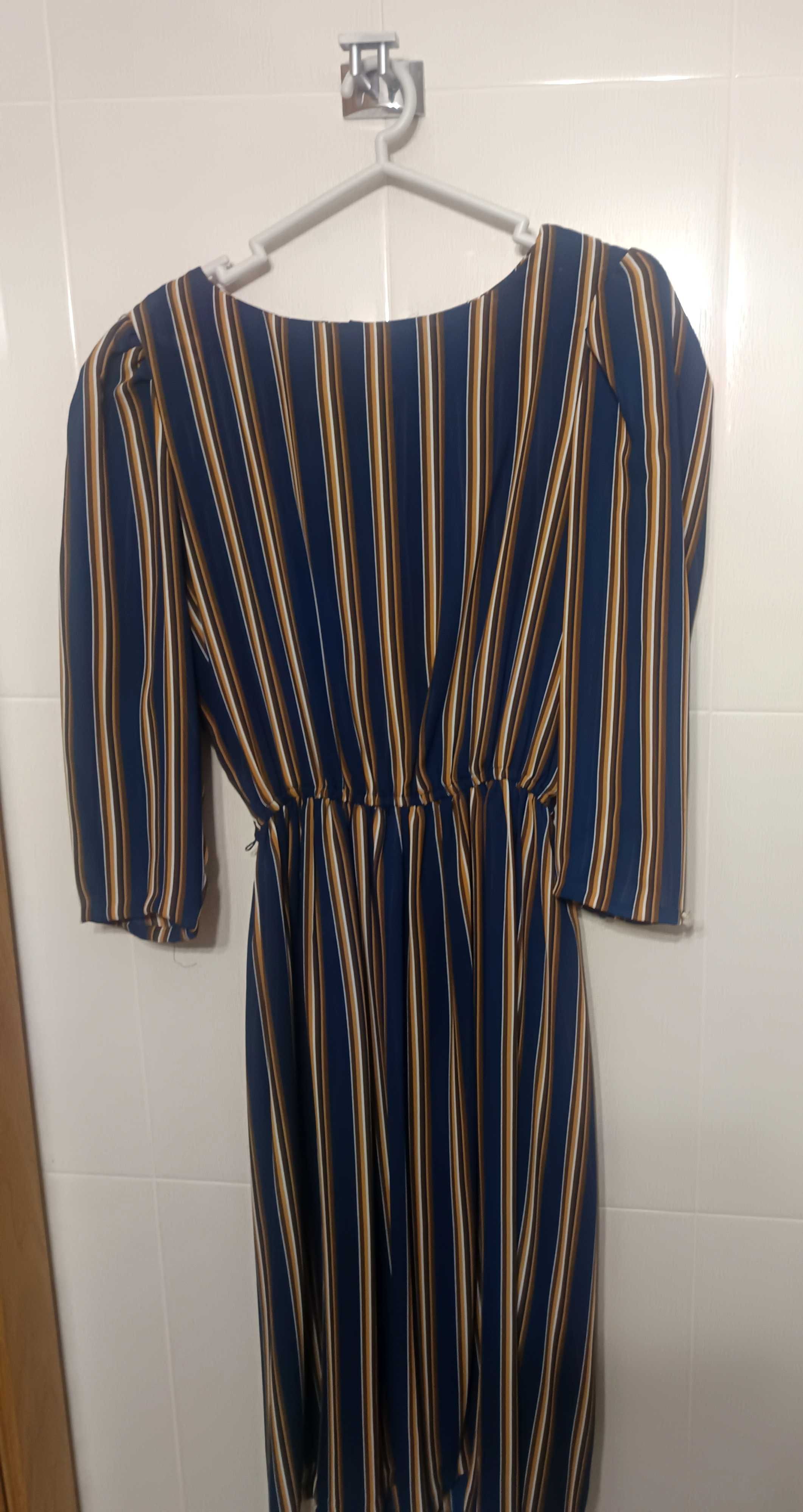 Vestido cintado azul com riscas