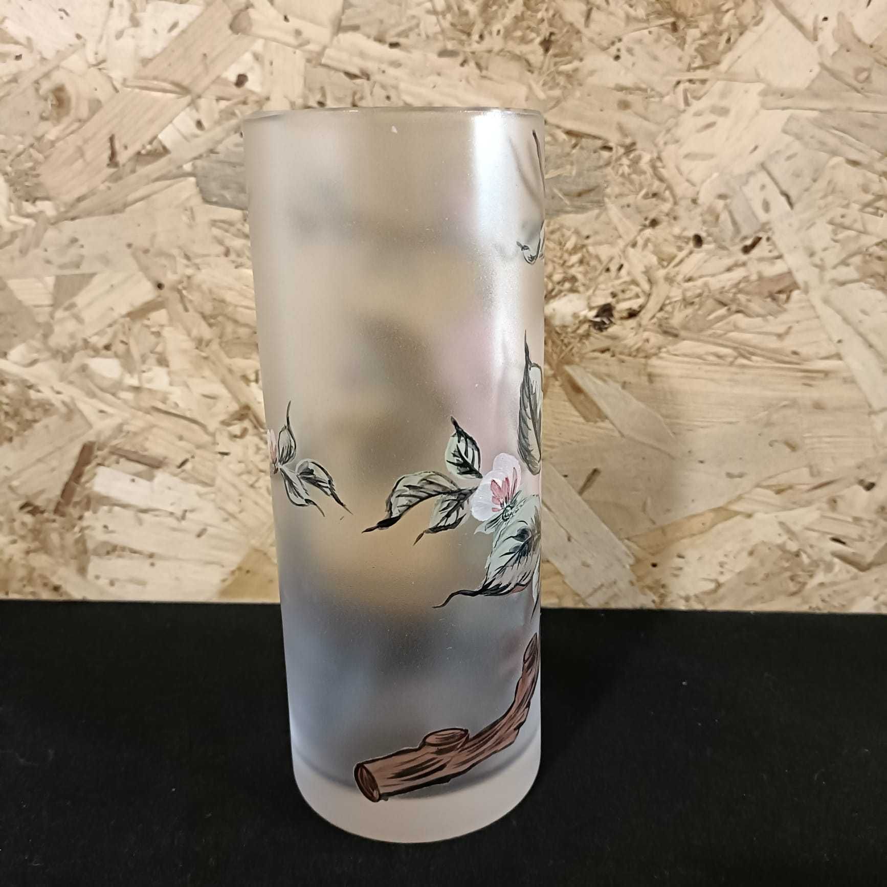 Vaso com vidro fosco e arte em flores pintado a mão.