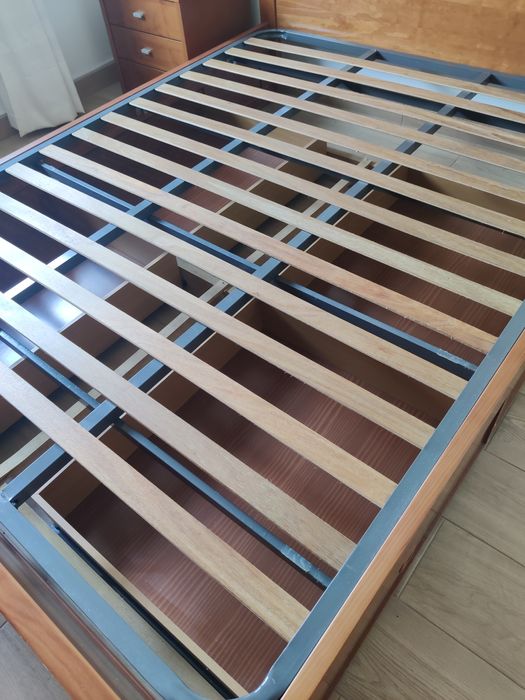 Cama de casal com mesas de cabeceira