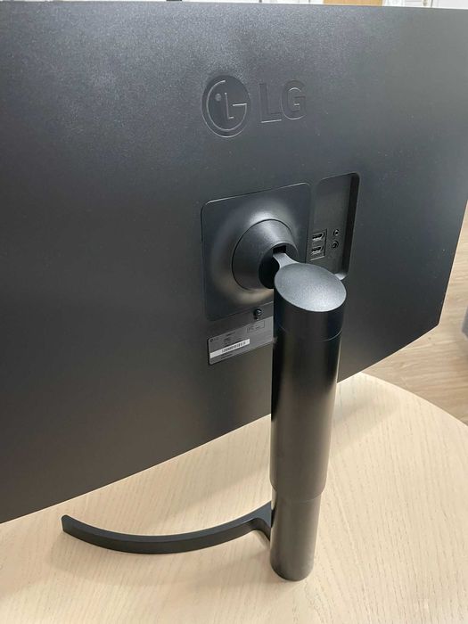 LG Monitor 32" 2K