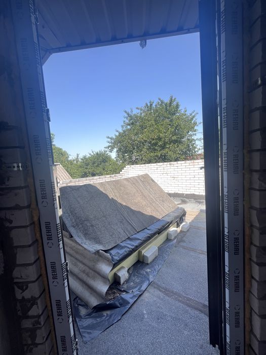 Дім на Космосі з незавершеним ремонтом .