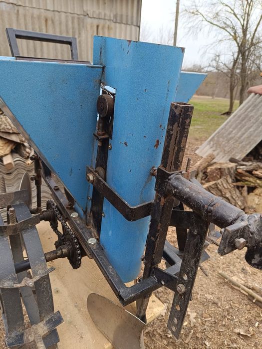 Продам картоплесажалку мотоблочну