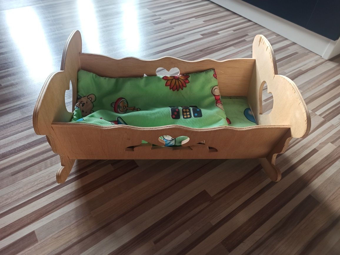 Drewniana kołyska dla lalki
