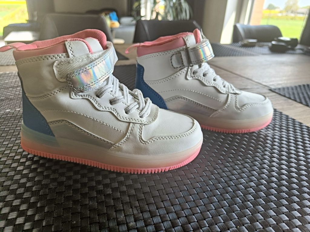 Nowe białe sneakersy Reserved