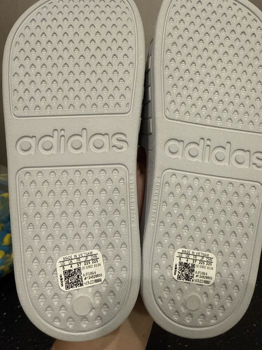 Шльопки adidas ніжно голубі