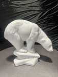 Porcelanowa figurka niedźwiedzia – biały połysk – elegancka forma