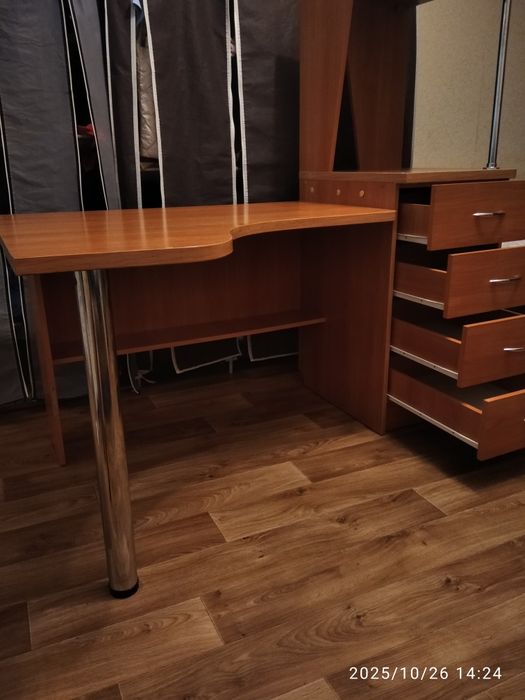 Стіл комп'ютерний письмовий, парта. Стол компьютерный письменный