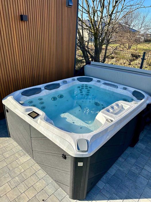 Wyjątkowa strefa spa – sauna i jacuzzi na wynajem!