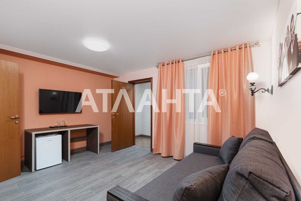 Гостиница в пешей доступности 13 фонтана! Бассейн!