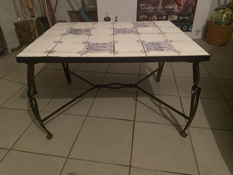 Stary metalowy stolik,  wyłożony płytkami, drugi stylowy drewniany.