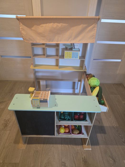 Sklep drewniany z akcesoriami