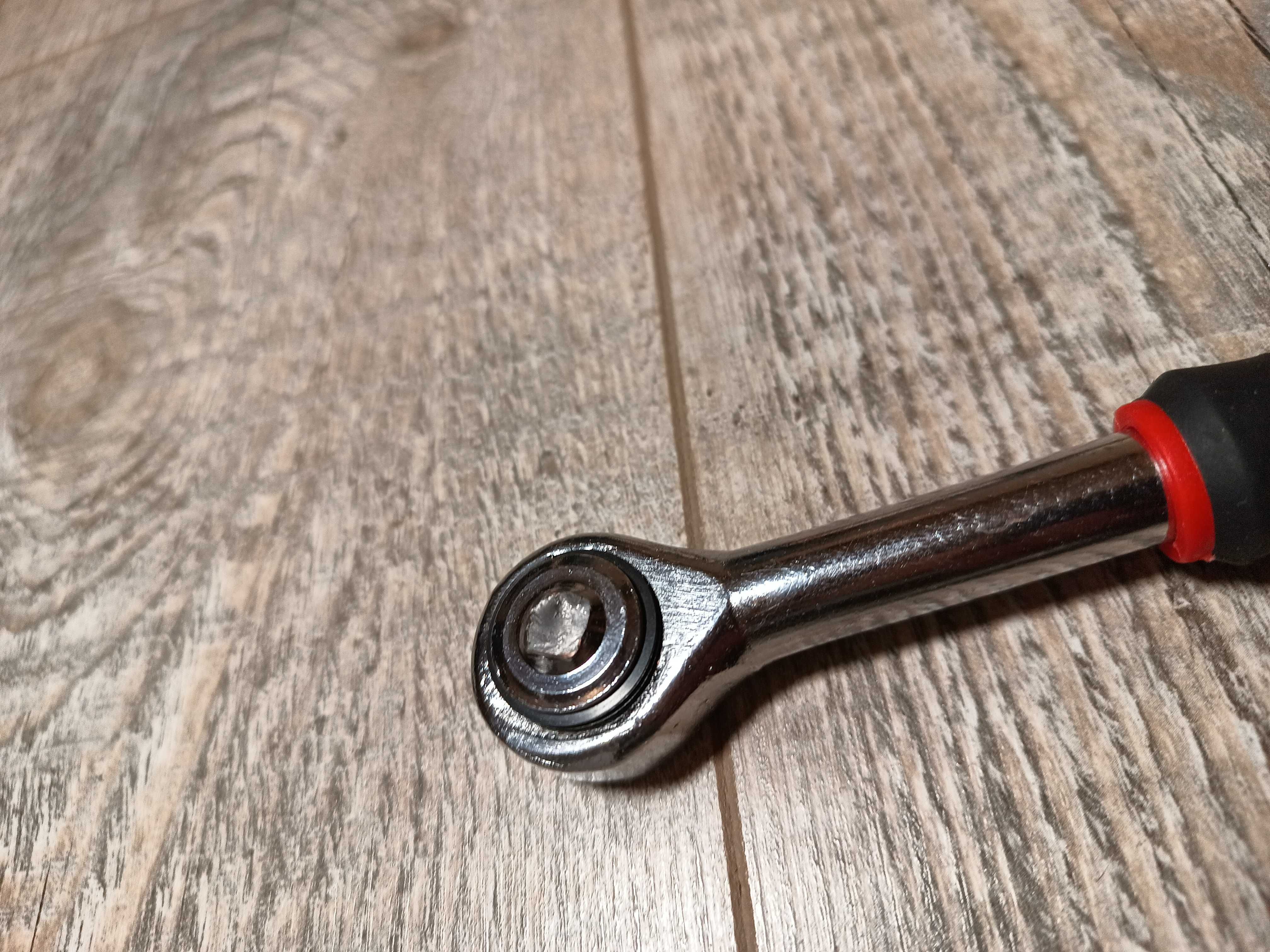 Grzechotka Top Tools 1/4", 150 mm uszkodzona