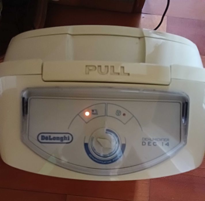 Desumidificador com reservatório de água