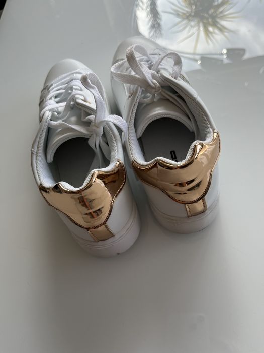 Nowe wiązane tenisówki roz 38 deichmann