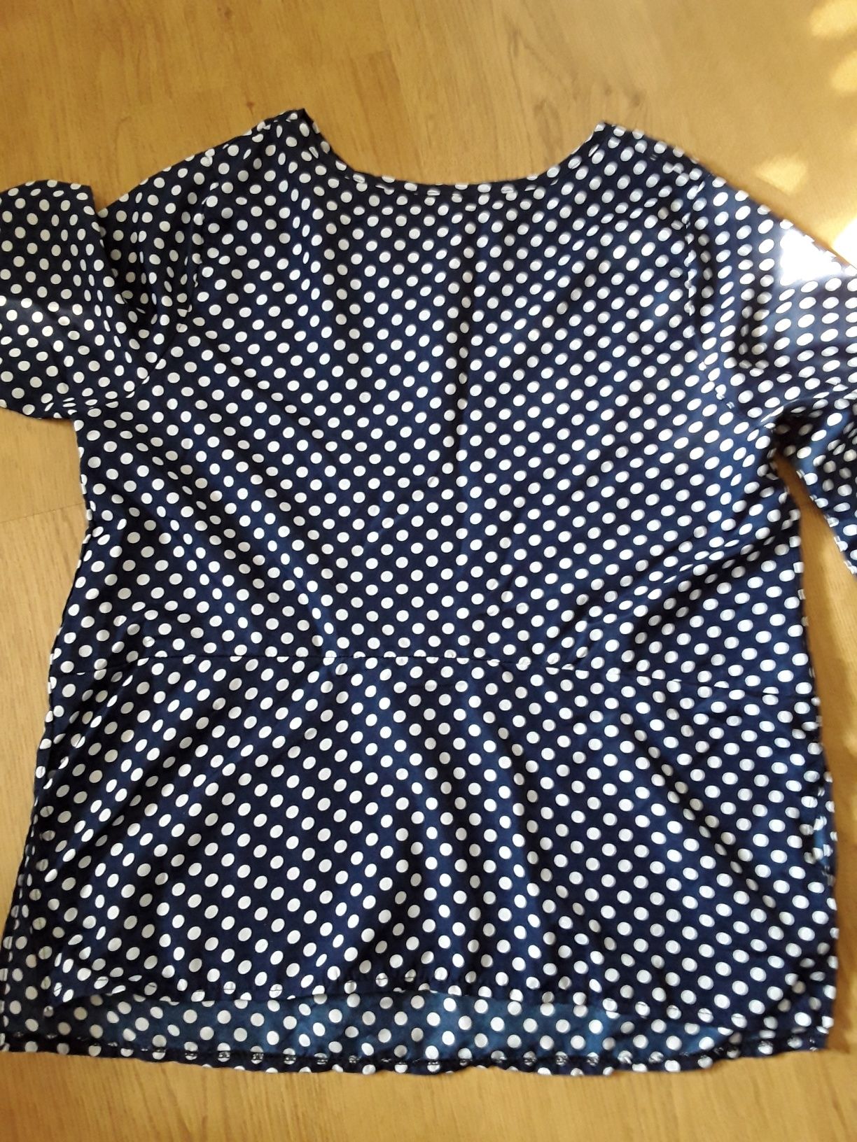 Blusa com fundo azul e bolinhas brancas de meia estação tam. L