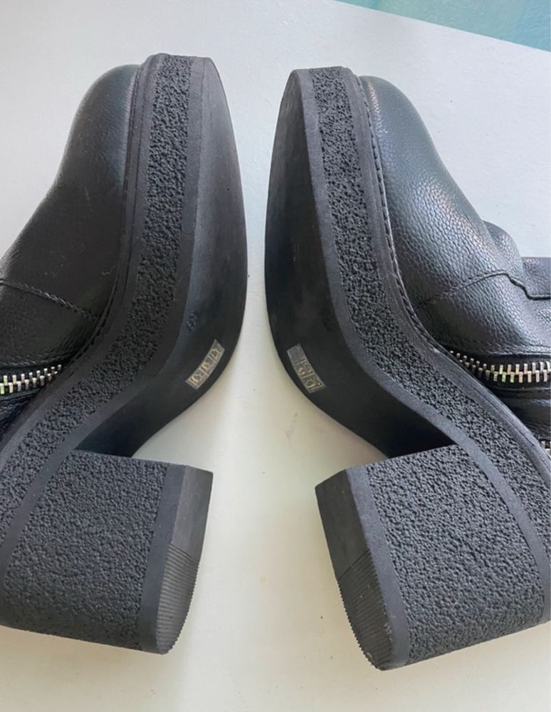 Botas pretas cano médio, marca italiana, Barachini, 39