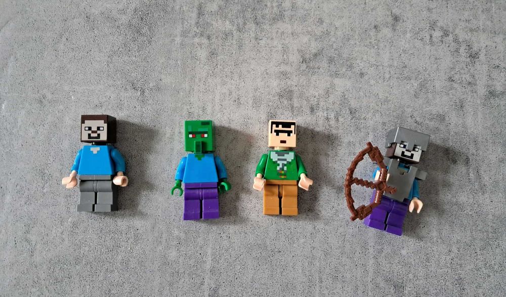 cztery Figurki w zestawie