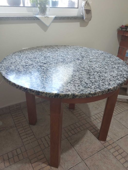 Mesa redonda de Granito com pés de Madeira.