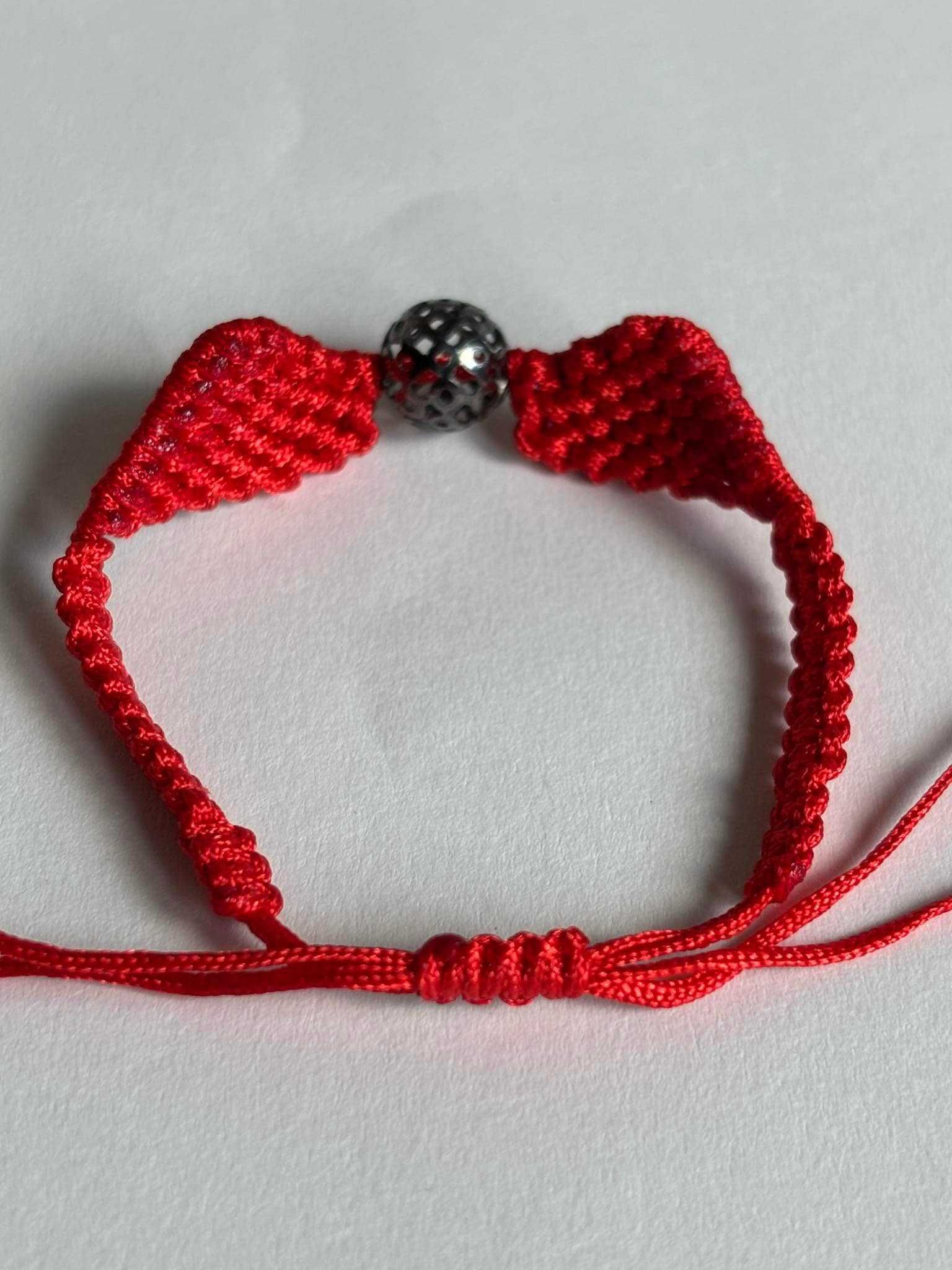 Bransoletka wykonana techniką makramy ze sznurka 1 mm.