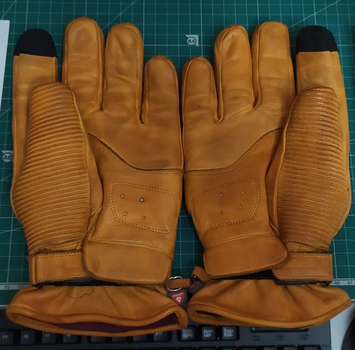 Luvas Helstons, pele, com kevlar na palma, impermeáveis.