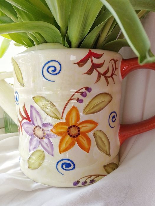 Kremowa konewka ozdobna w jesienne kwiaty