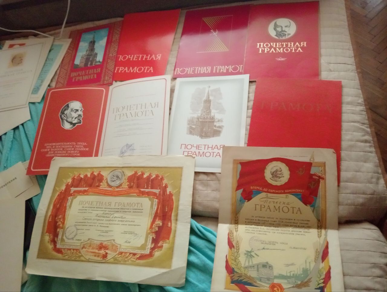 Старые разные значки